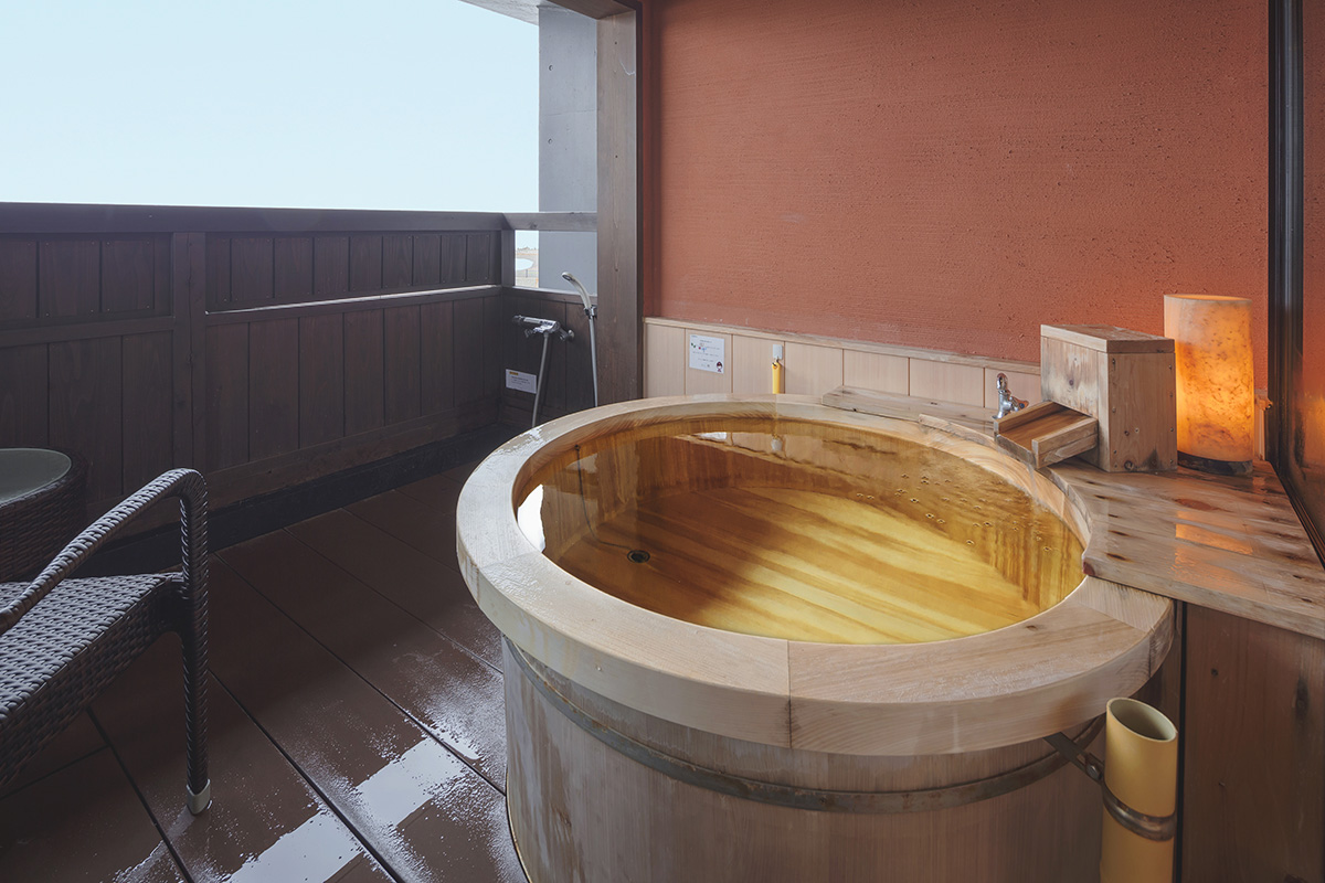 Barrel-shaped hinoki open-air hot spring